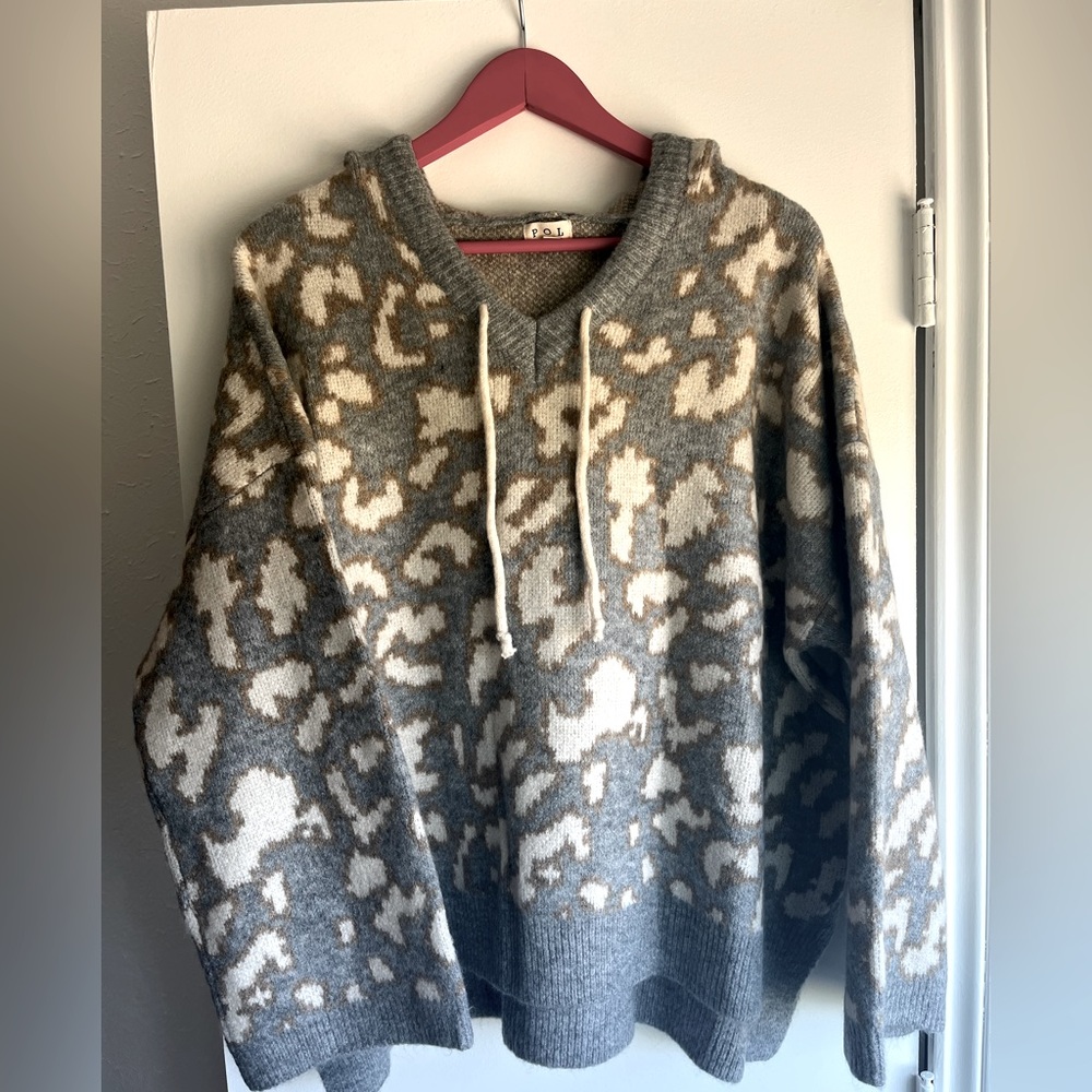 NWOT - POL - Animal Print Gray Sweater Hoodie - Size L